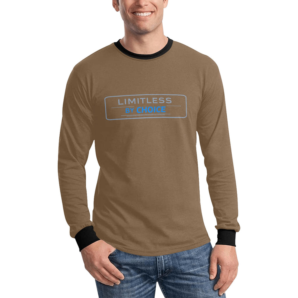 Sweatshirt castanha de manga comprida, com gola e punhos pretos e inscrição Limitless By Choice, vista de frente, usada por um modelo.