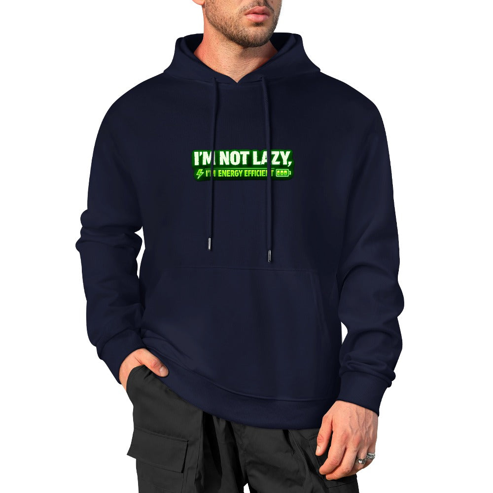 Sweatshirt escura com capuz e inscrição verde I’m Not Lazy, I’m Energy Efficient, usada por um modelo.