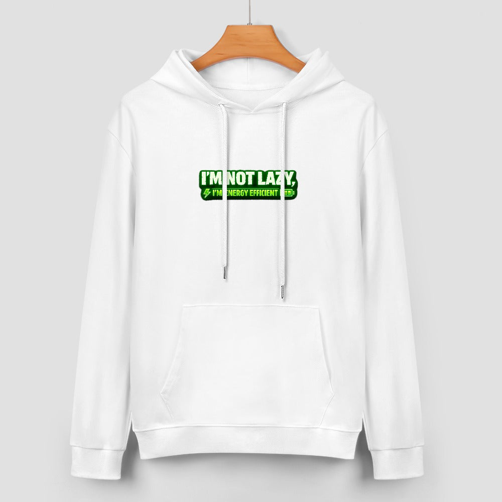 Sweatshirt branca com capuz e inscrição verde I’m Not Lazy, I’m Energy Efficient, num cabide.