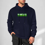 Sweatshirt escura com capuz e inscrição verde I’m Not Lazy, I’m Energy Efficient, usada por um modelo.