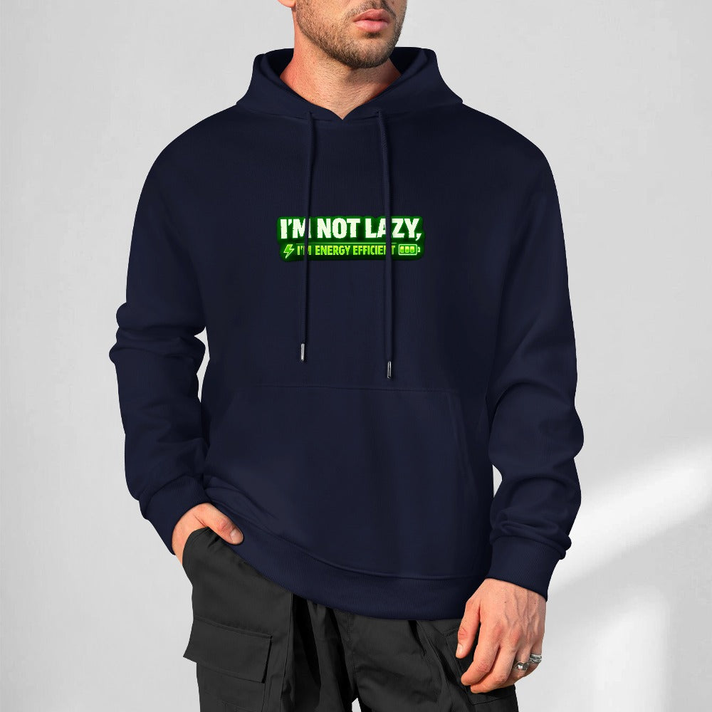 Sweatshirt escura com capuz e inscrição verde I’m Not Lazy, I’m Energy Efficient, usada por um modelo.