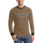 Sweatshirt castanha de manga comprida, com gola e punhos pretos e inscrição Limitless By Choice, vista de frente, usada por um modelo.