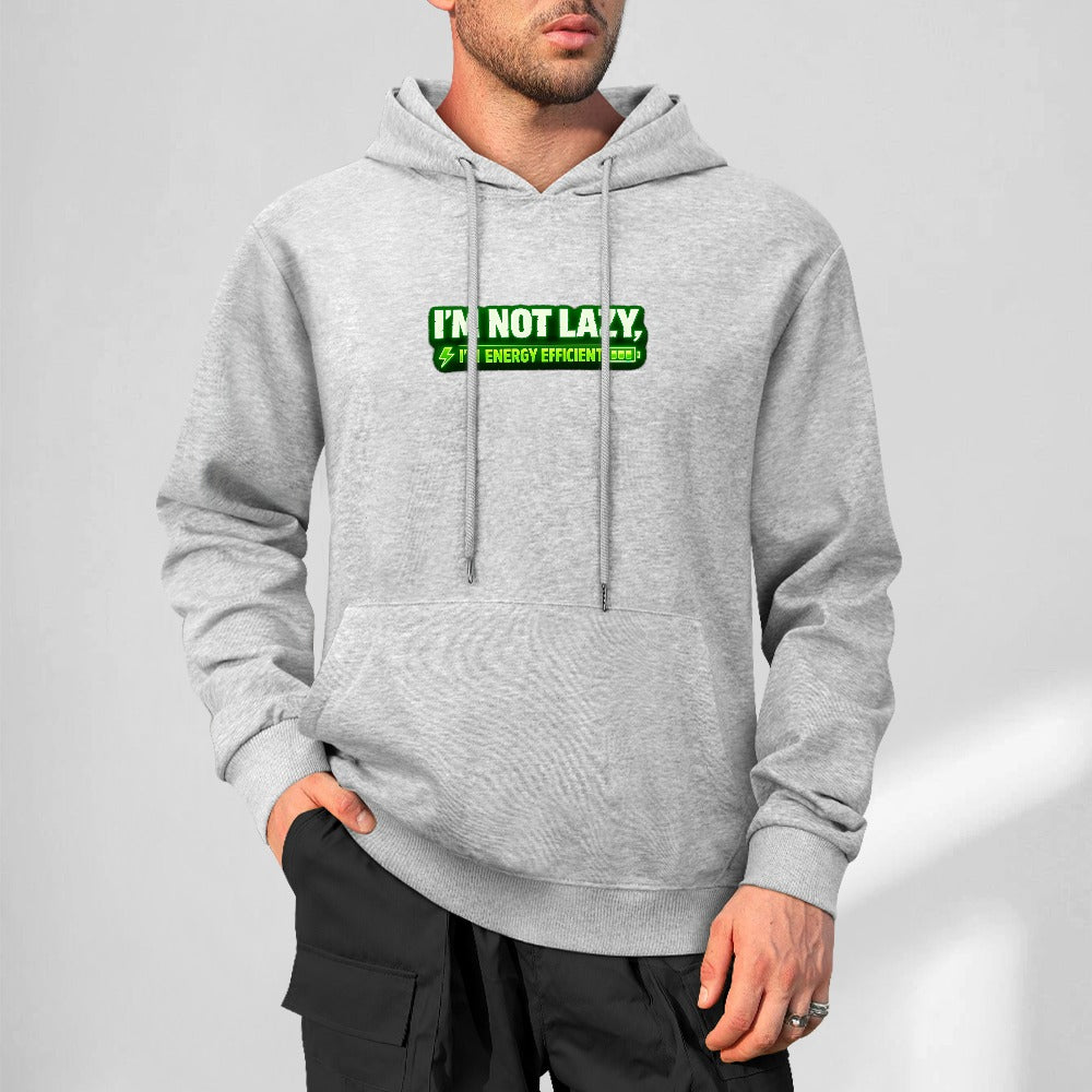 Sweatshirt cinzenta com capuz e inscrição verde I’m Not Lazy, I’m Energy Efficient, usada por um modelo.
