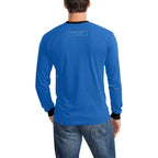 Sweatshirt azul de manga comprida, com gola e punhos pretos e inscrição Limitless By Choice, vista de costas, usada por um modelo.
