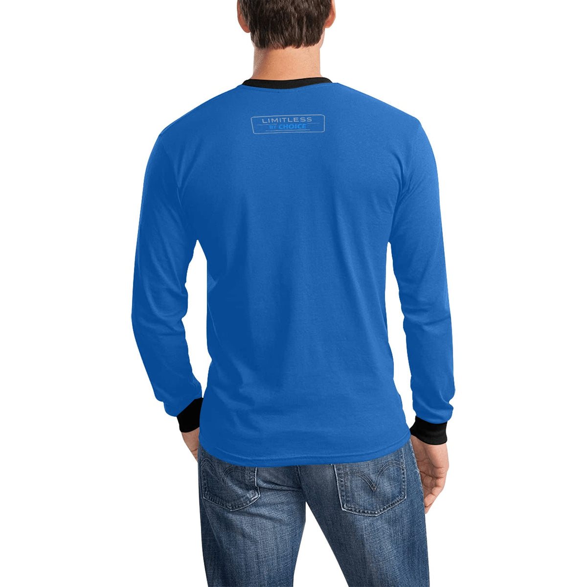 Sweatshirt azul de manga comprida, com gola e punhos pretos e inscrição Limitless By Choice, vista de costas, usada por um modelo.