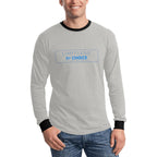 Sweatshirt cinzenta de manga comprida, com gola e punhos pretos e inscrição Limitless By Choice, vista de frente, usada por um modelo.