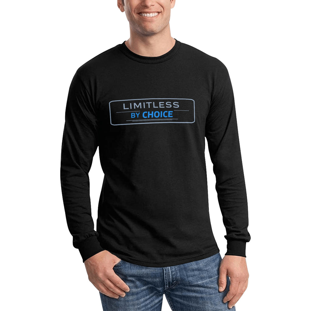 Sweatshirt preta de manga comprida, com gola e punhos pretos e inscrição Limitless By Choice, vista de frente, usada por um modelo.