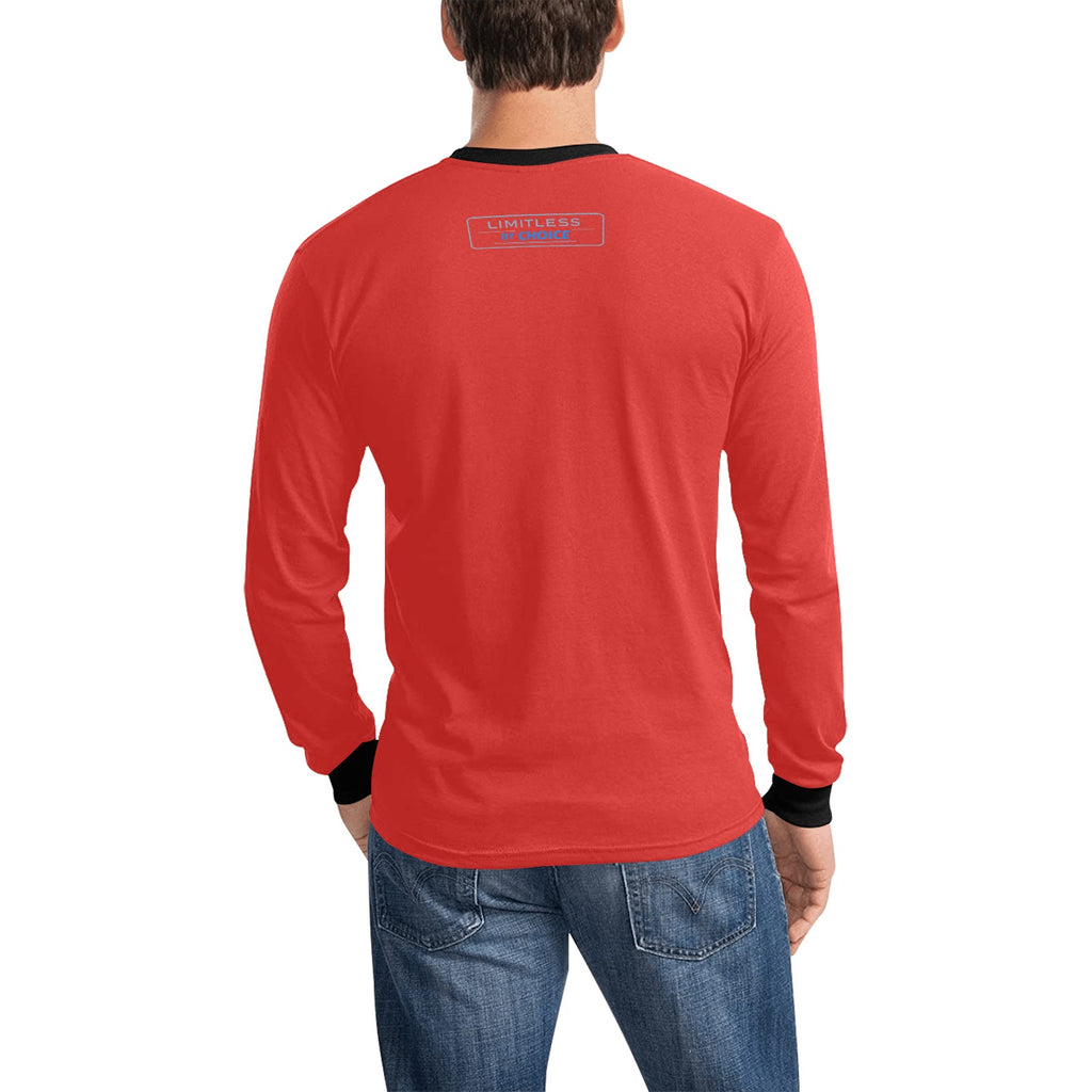 Sweatshirt vermelha de manga comprida, com gola e punhos pretos e inscrição Limitless By Choice, vista de costas, usada por um modelo.