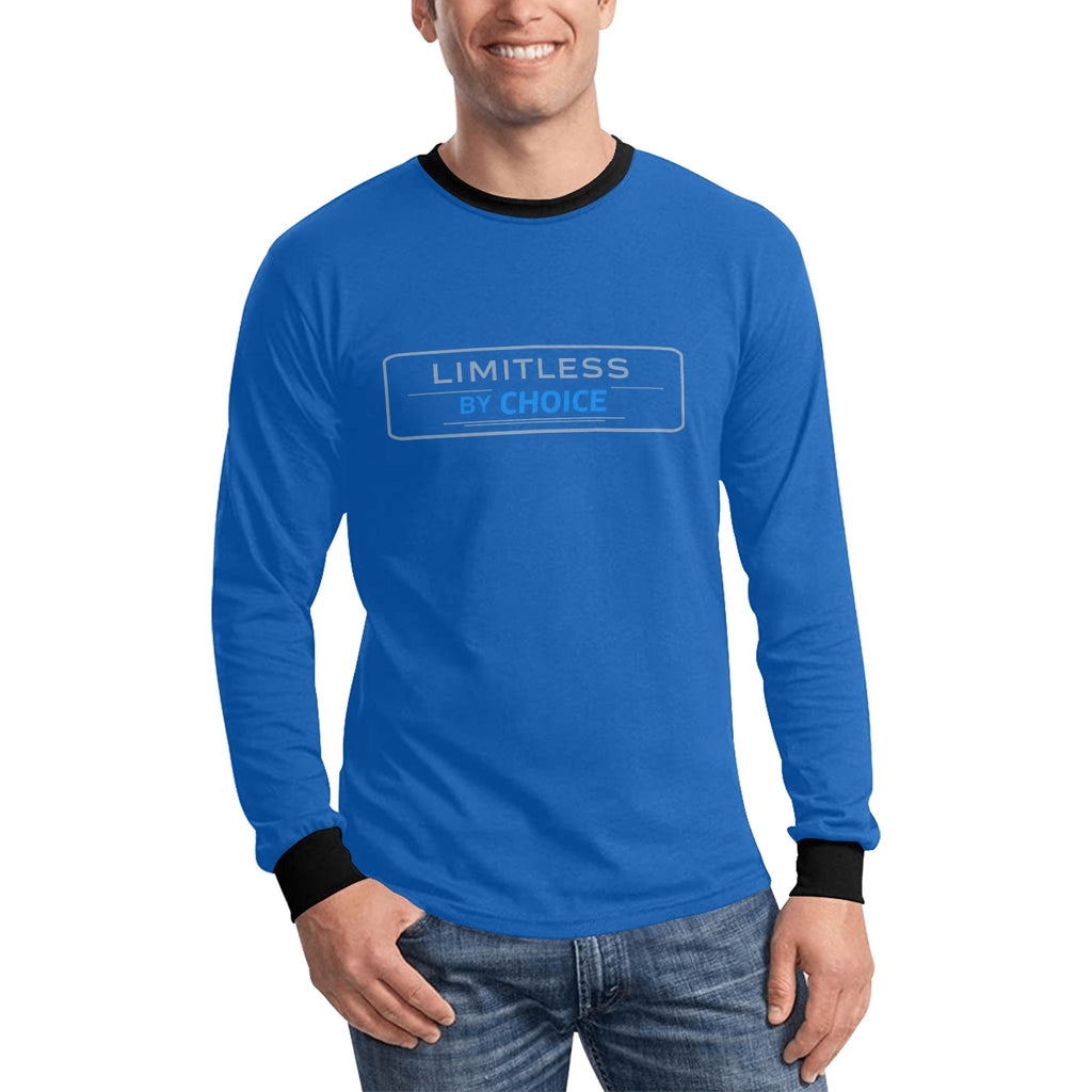 Sweatshirt azul de manga comprida, com gola e punhos pretos e inscrição Limitless By Choice, vista de frente, usada por um modelo.