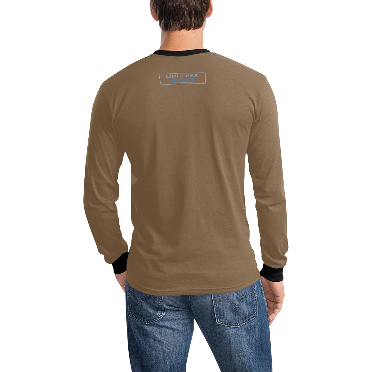 Sweatshirt castanha de manga comprida, com gola e punhos pretos e inscrição Limitless By Choice, vista de costas, usada por um modelo.