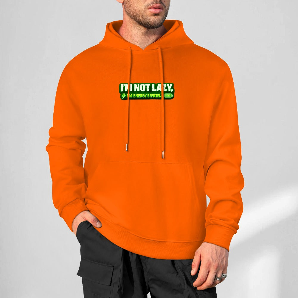 Sweatshirt laranja com capuz e inscrição verde I’m Not Lazy, I’m Energy Efficient, usada por um modelo.