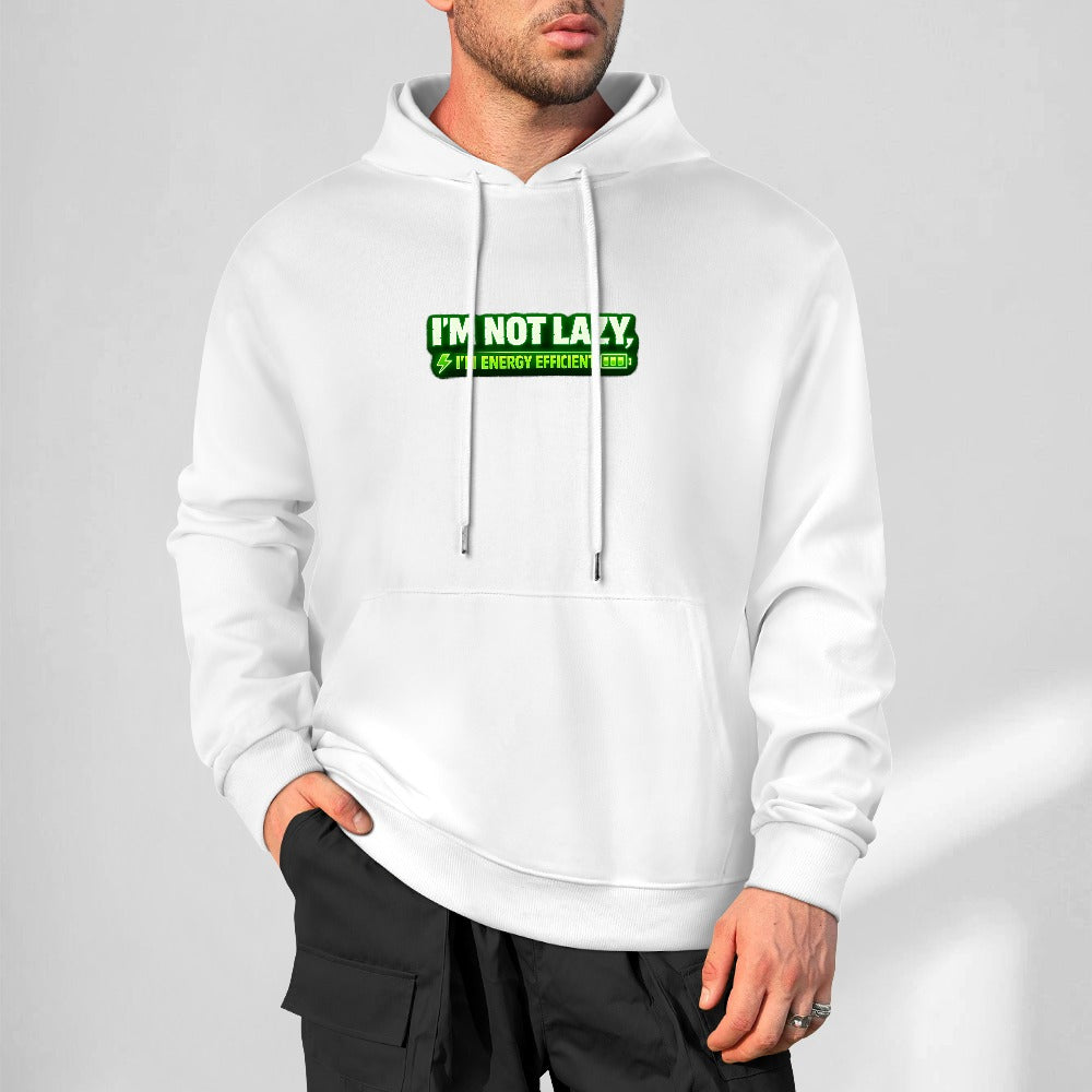 Sweatshirt branca com capuz e inscrição verde I’m Not Lazy, I’m Energy Efficient, usada por um modelo.