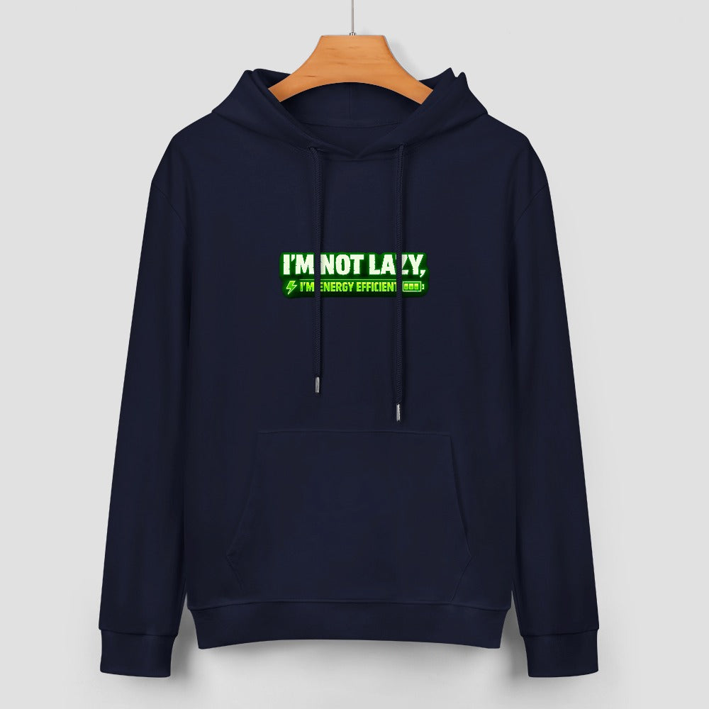 Sweatshirt escura com capuz e inscrição verde I’m Not Lazy, I’m Energy Efficient, num cabide.