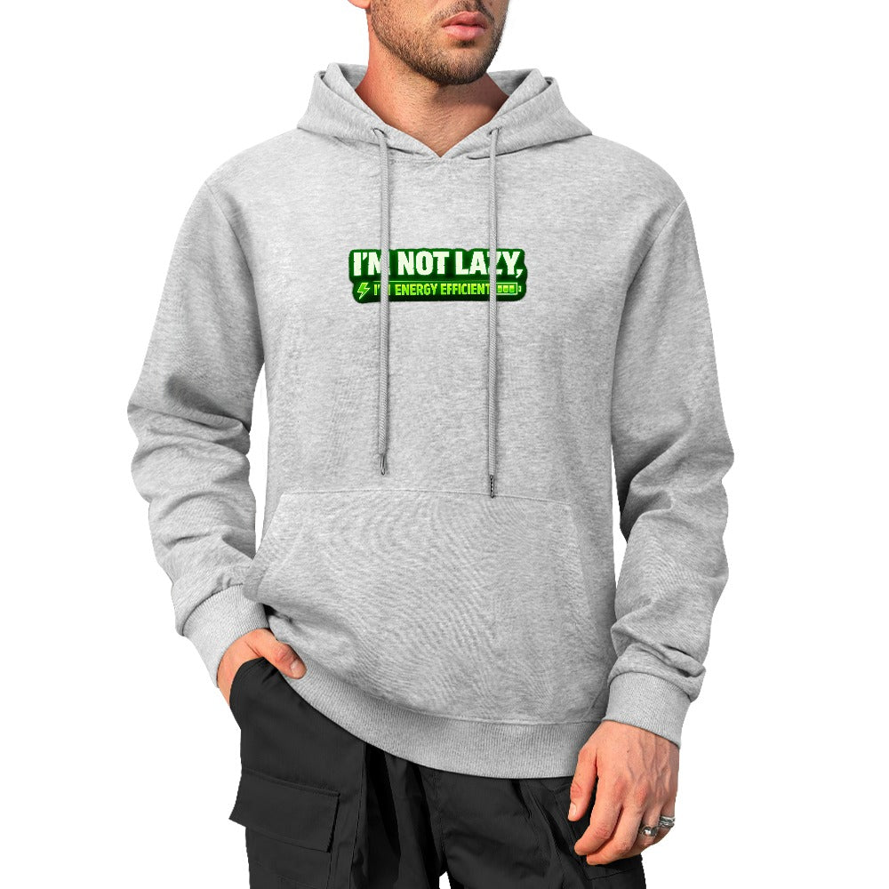 Modelo com sweatshirt cinzenta de capuz, bolso canguru e inscrição verde I’m Not Lazy, I’m Energy Efficient.