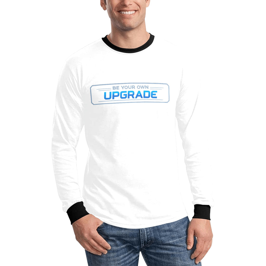 Sweatshirt branca de manga comprida, com gola e punhos pretos e inscrição Be Your Own Upgrade, vista de frente, usada por um modelo.