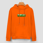 Sweatshirt laranja com capuz e inscrição verde I’m Not Lazy, I’m Energy Efficient, num cabide.