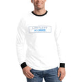 Sweatshirt branca de manga comprida, com gola e punhos pretos e inscrição Limitless By Choice, vista de frente, usada por um modelo.
