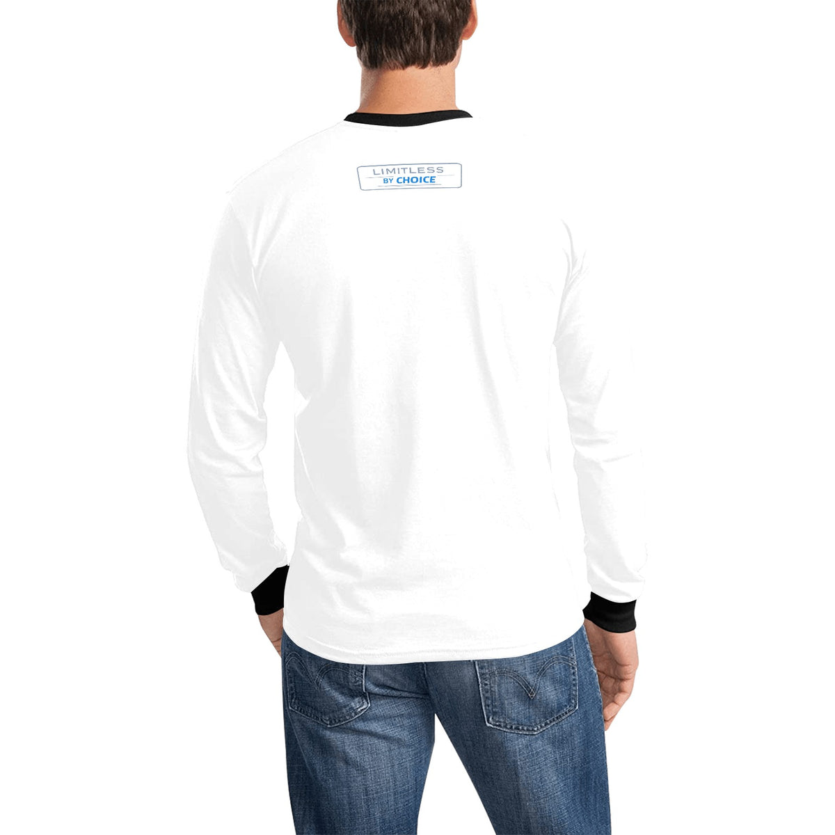 Sweatshirt branca de manga comprida, com gola e punhos pretos e inscrição Limitless By Choice, vista de costas, usada por um modelo.