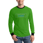 Sweatshirt verde de manga comprida, com gola e punhos pretos e inscrição Limitless By Choice, vista de frente, usada por um modelo.