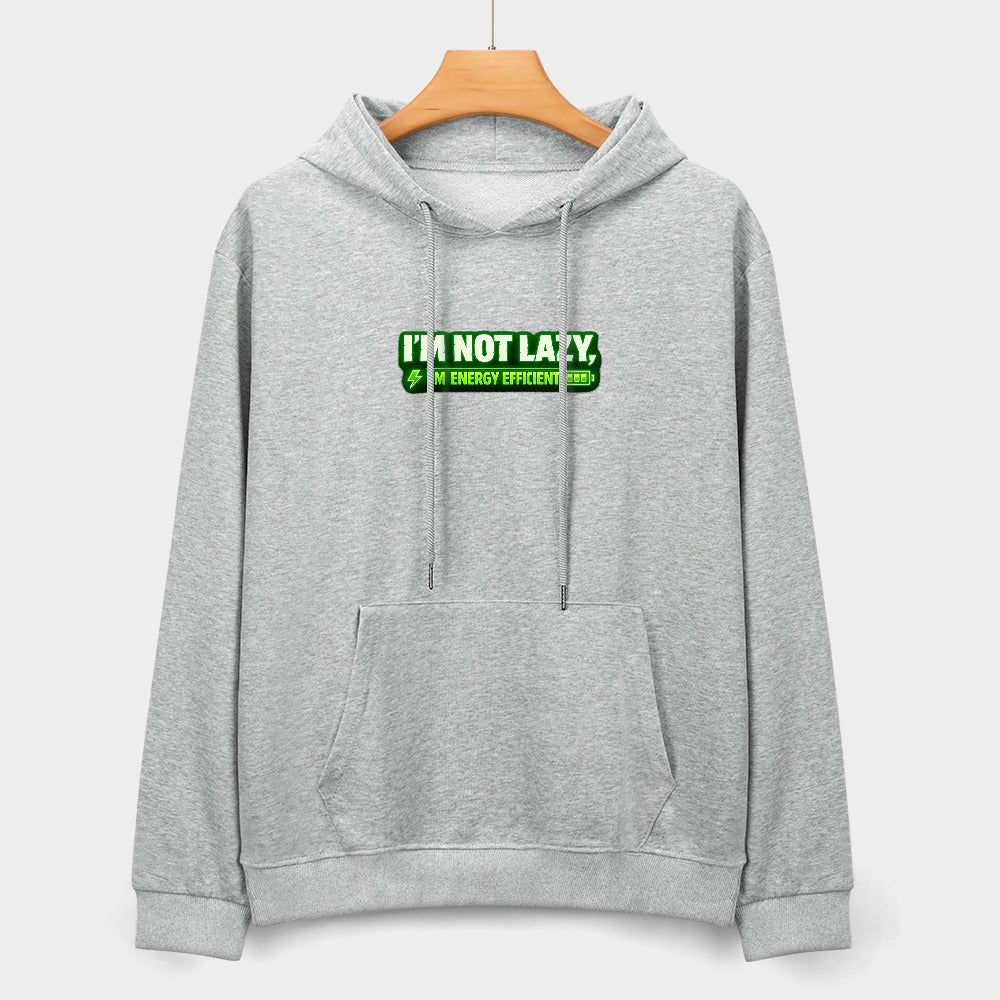 Sweatshirt cinzenta com capuz num cabide, com bolso canguru e inscrição verde I’m Not Lazy, I’m Energy Efficient.