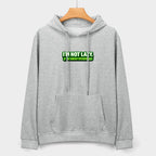 Sweatshirt cinzenta com capuz num cabide, com bolso canguru e inscrição verde I’m Not Lazy, I’m Energy Efficient.