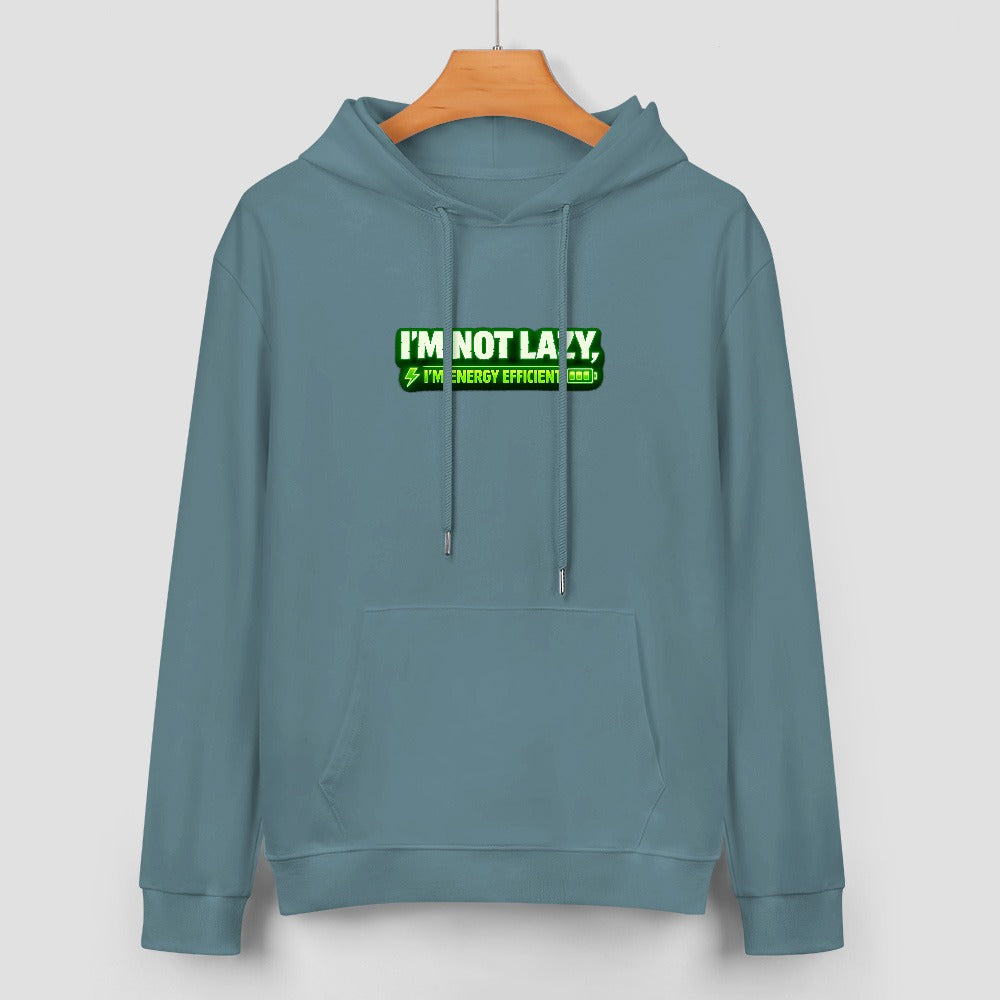 Sweatshirt cinzento-ardósia com capuz e inscrição verde I’m Not Lazy, I’m Energy Efficient, num cabide.