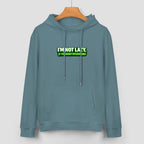 Sweatshirt cinzento-ardósia com capuz e inscrição verde I’m Not Lazy, I’m Energy Efficient, num cabide.