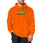Sweatshirt laranja com capuz e inscrição verde I’m Not Lazy, I’m Energy Efficient, usada por um modelo.